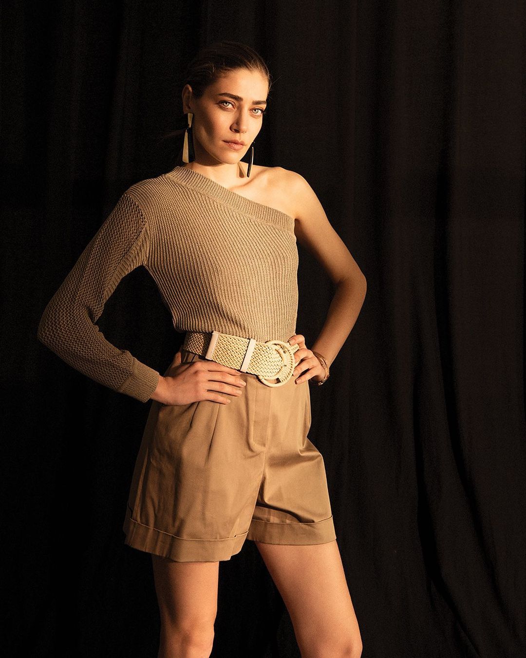 oznur serceler posing in skirt