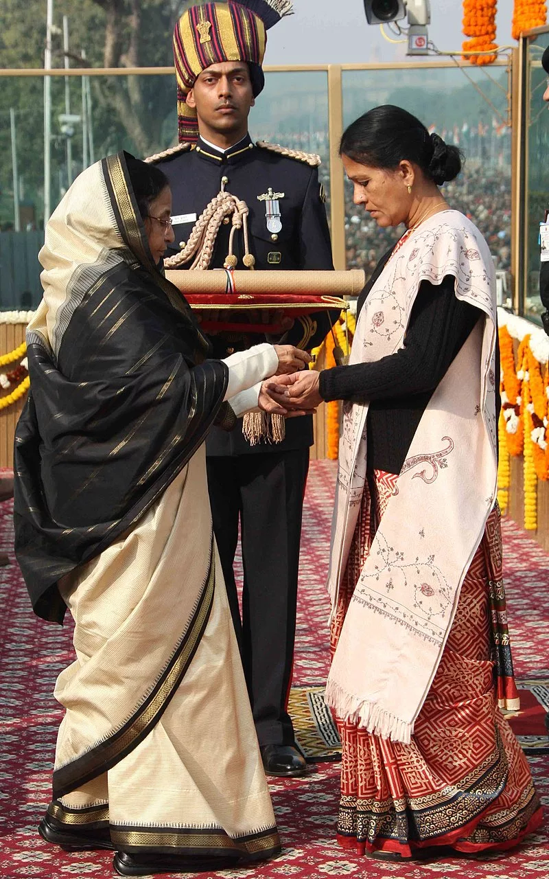 Sandeep's mother receiving the Ashoka Chakra from President Pratibha Patil on 26 January 2009.