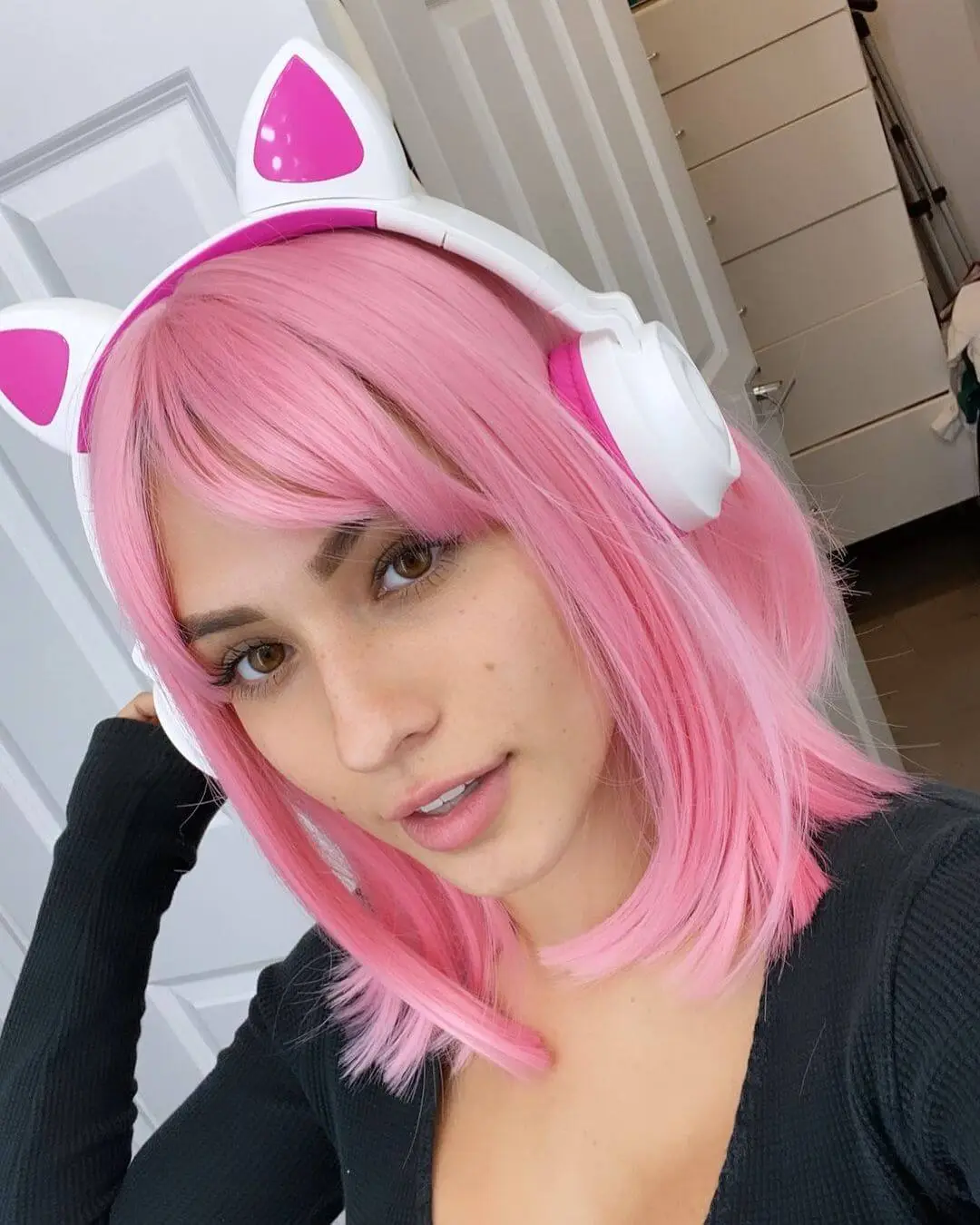 lavaxgrll in pink hair selfie
