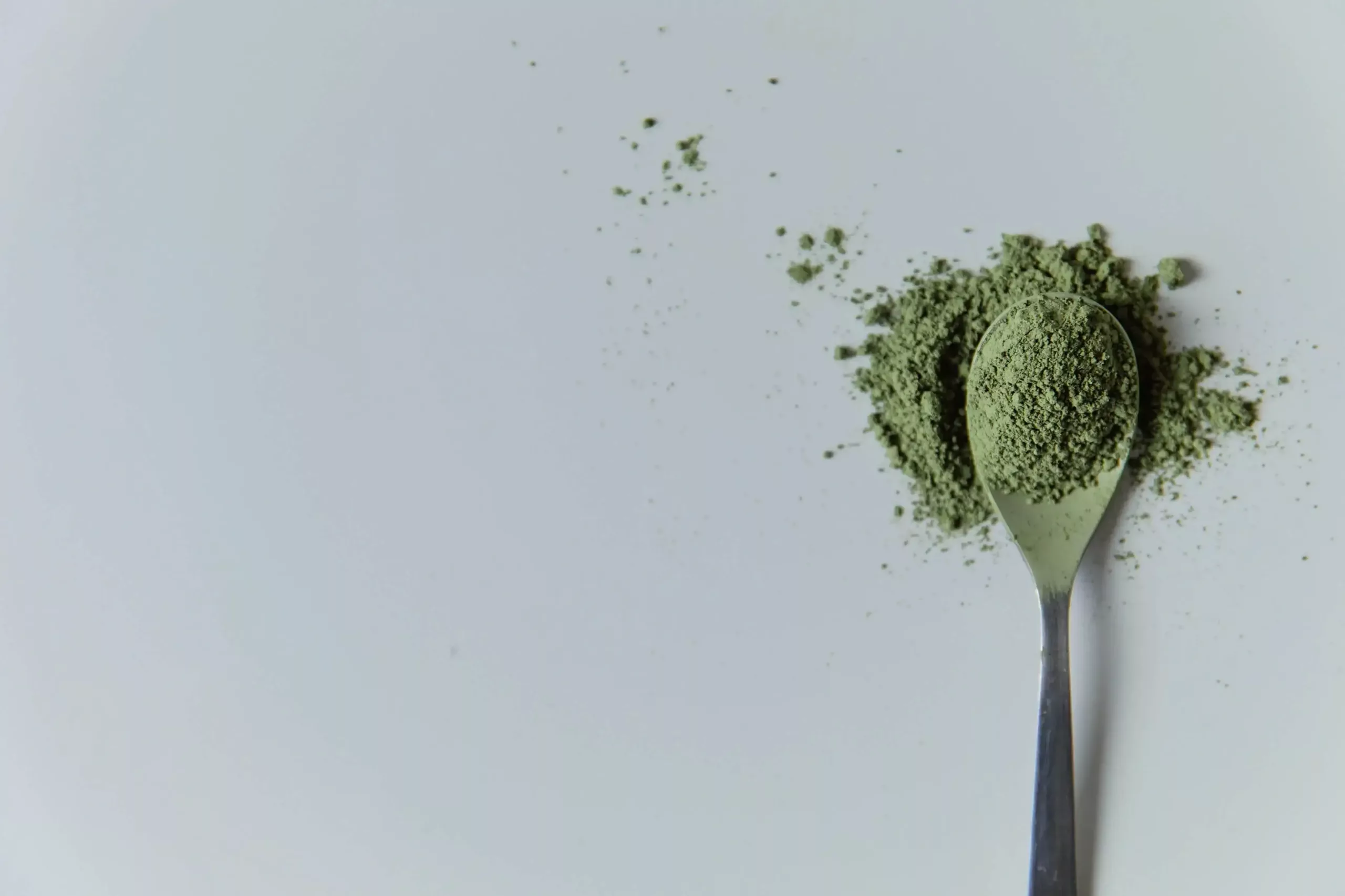 kratom powder in spoon