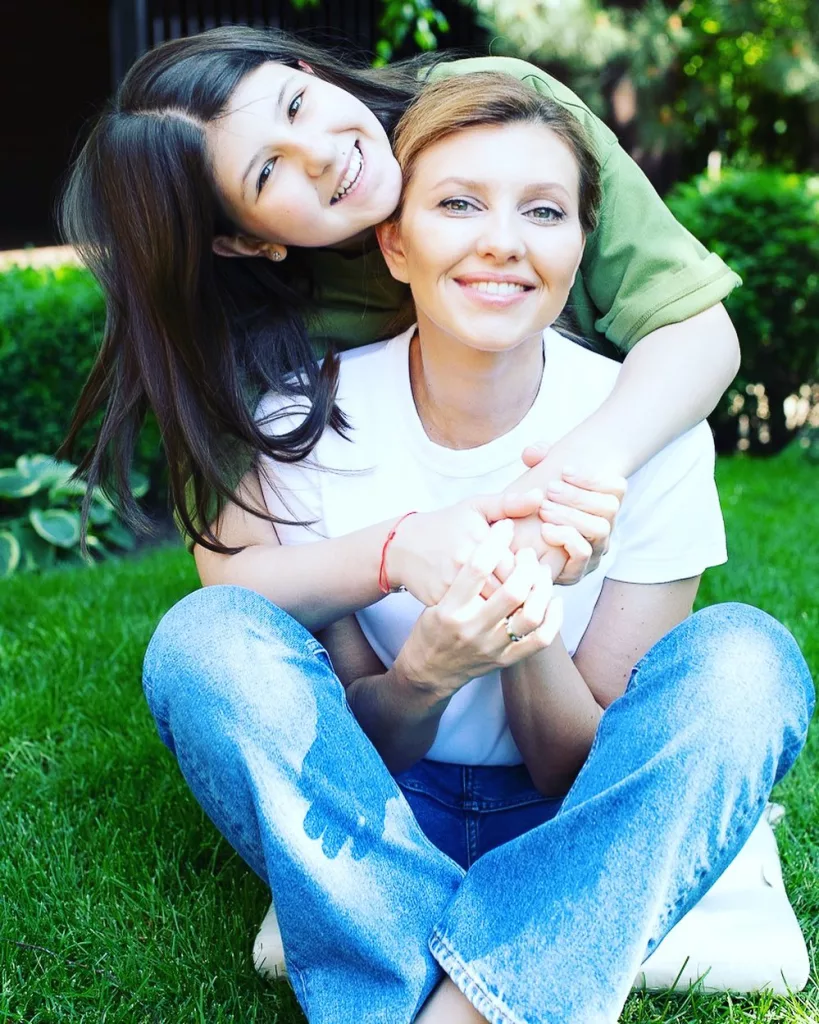 Oleksandra Zelenska with he rmother Olena