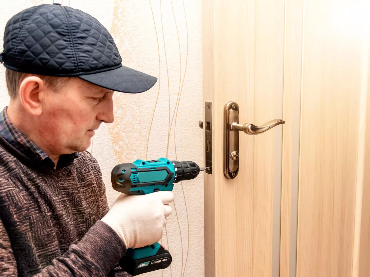master-with-electric-screwdriver-repairs-door-lock 