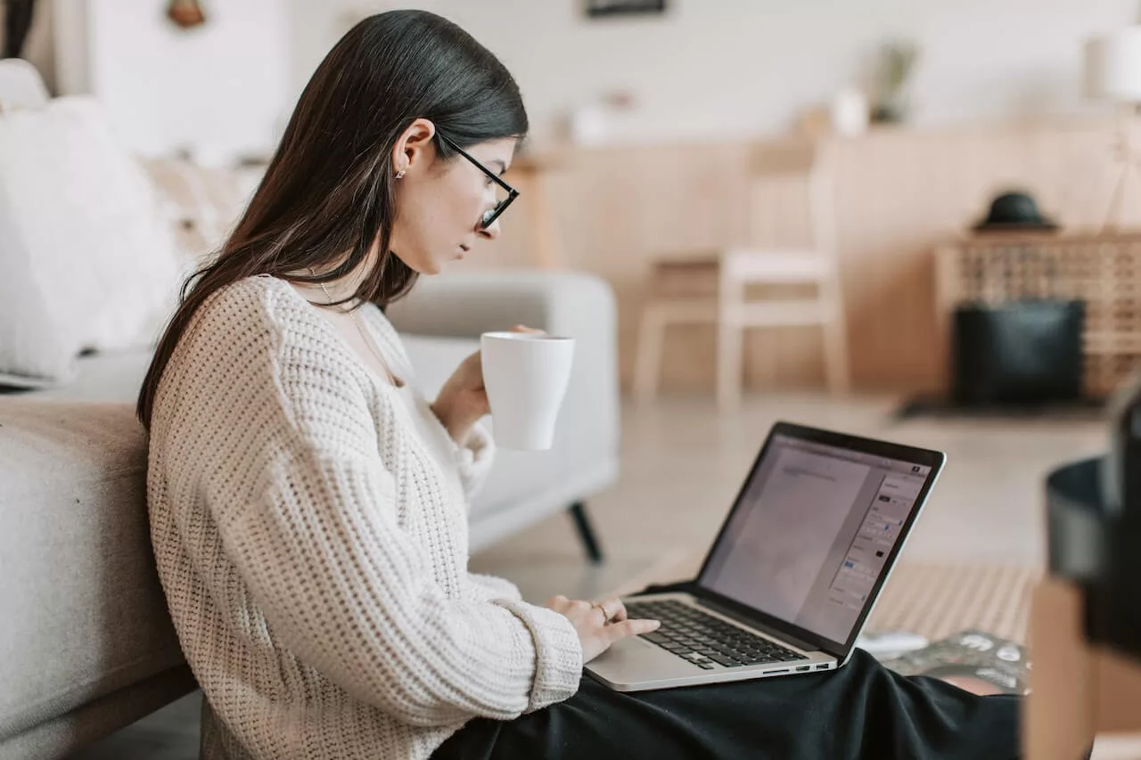 girl writing article