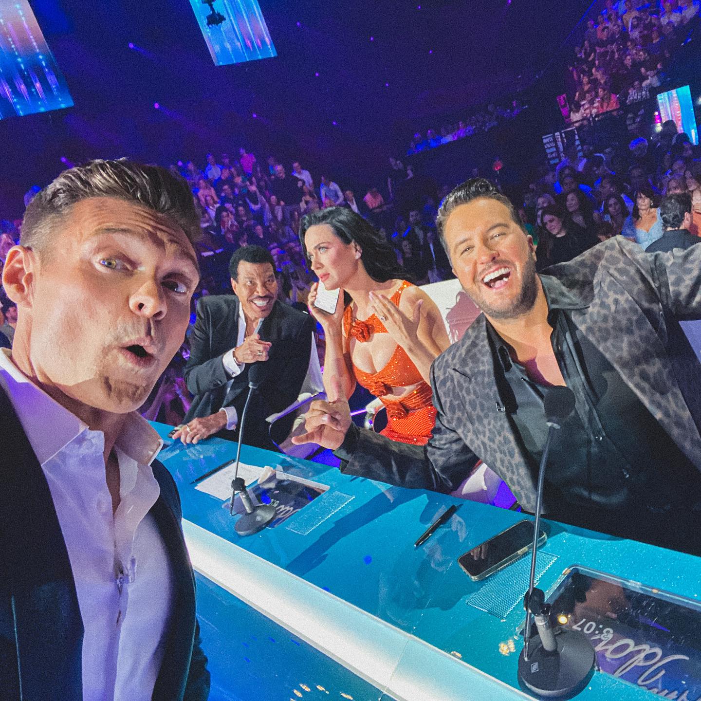 Seacrest with his cohosts from the American Idol. He is taking selfie with all of them.