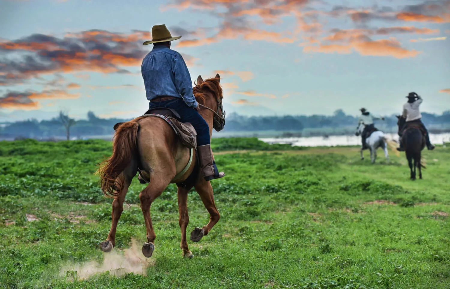 cowboy-horseback-ranch