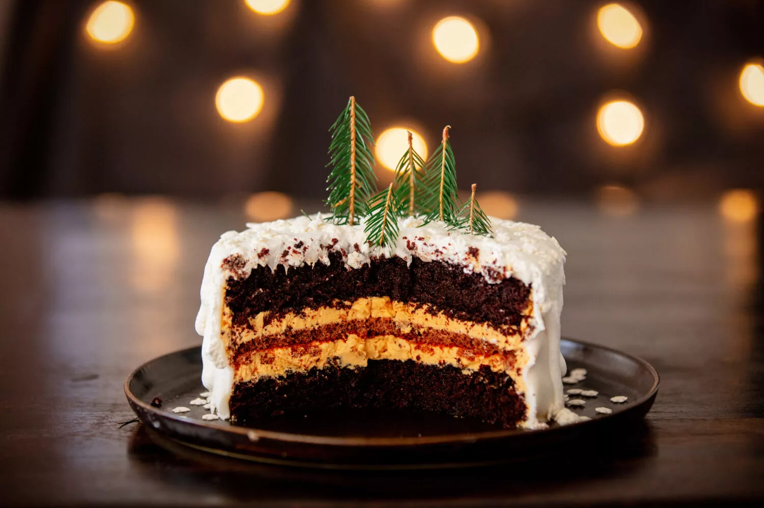 christmas-cake-with-cream-table-with-fairy-lights