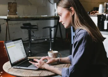 businesswomen using ai