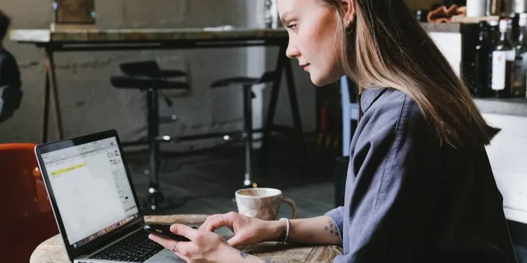businesswomen using ai